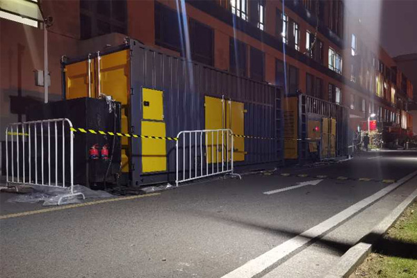 通海柴油发电机组的输出电压是如何调节的？