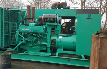 通海发电机组如何判断水冷式机油散热器内部是否需要清洗？